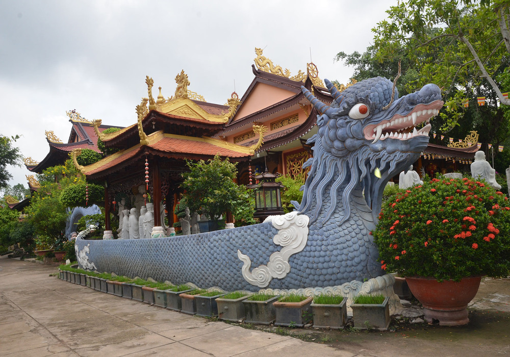 Chính điện được xây dựng theo đậm nét chùa chiền truyền thống của Việt Nam